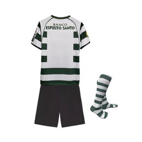 Conjunto Infantil Sporting Principal 02/03 com camisola, calções e meias listradas na OLYMPIC STORE.