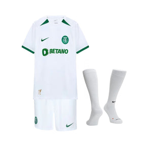 Conjunto Infantil - Sporting Taça das Taças 23/24 com camisola branca e meias brancas, disponível na OLYMPIC STORE.