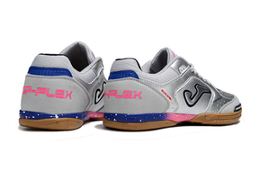 Chuteira Futsal Joma Top Flex Rebound IC Prata vista traseira com detalhes em azul e rosa.