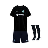 Conjunto Infantil - Uniforme esportivo preto do Sporting, camiseta e meiões, coleção 23/24.