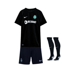 Conjunto Infantil - Uniforme esportivo preto do Sporting, camiseta e meiões, coleção 23/24.