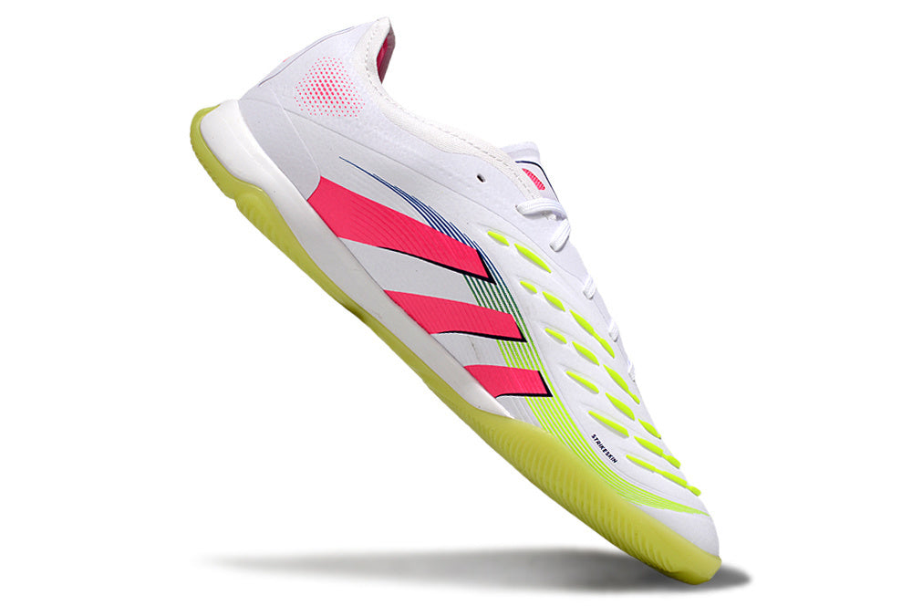 Chuteira Futsal Adidas Predator 24 Elite IC Branca e Rosa em destaque, com design vibrante e desempenho superior.