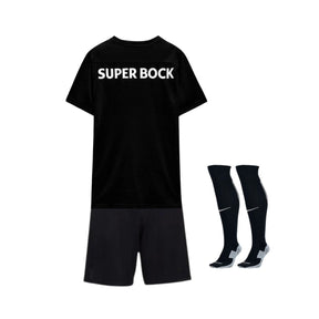 Conjunto Infantil - Sporting Quarto 23/24 composto por camiseta preta com logo SUPER BOCK e meiões