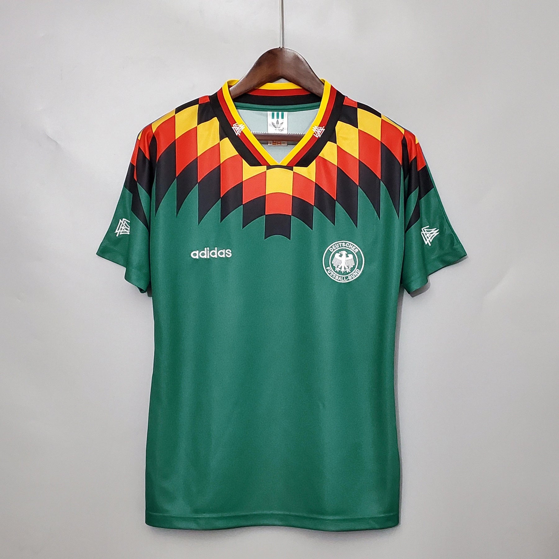 Camisola Alemanha Away 1994 Retro com design icônico em verde e estampas coloridas, perfeita para fãs de futebol.