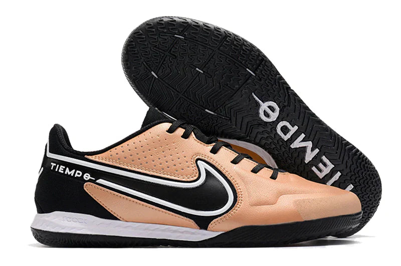 Chuteira Futsal Nike Tiempo Legend 9 Elite IC Laranja com design moderno e sola específica para quadras.