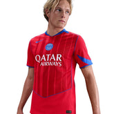 Camisola de futebol PSG third 25/26 Vermelho com detalhes em azul e logo da Qatar Airways.