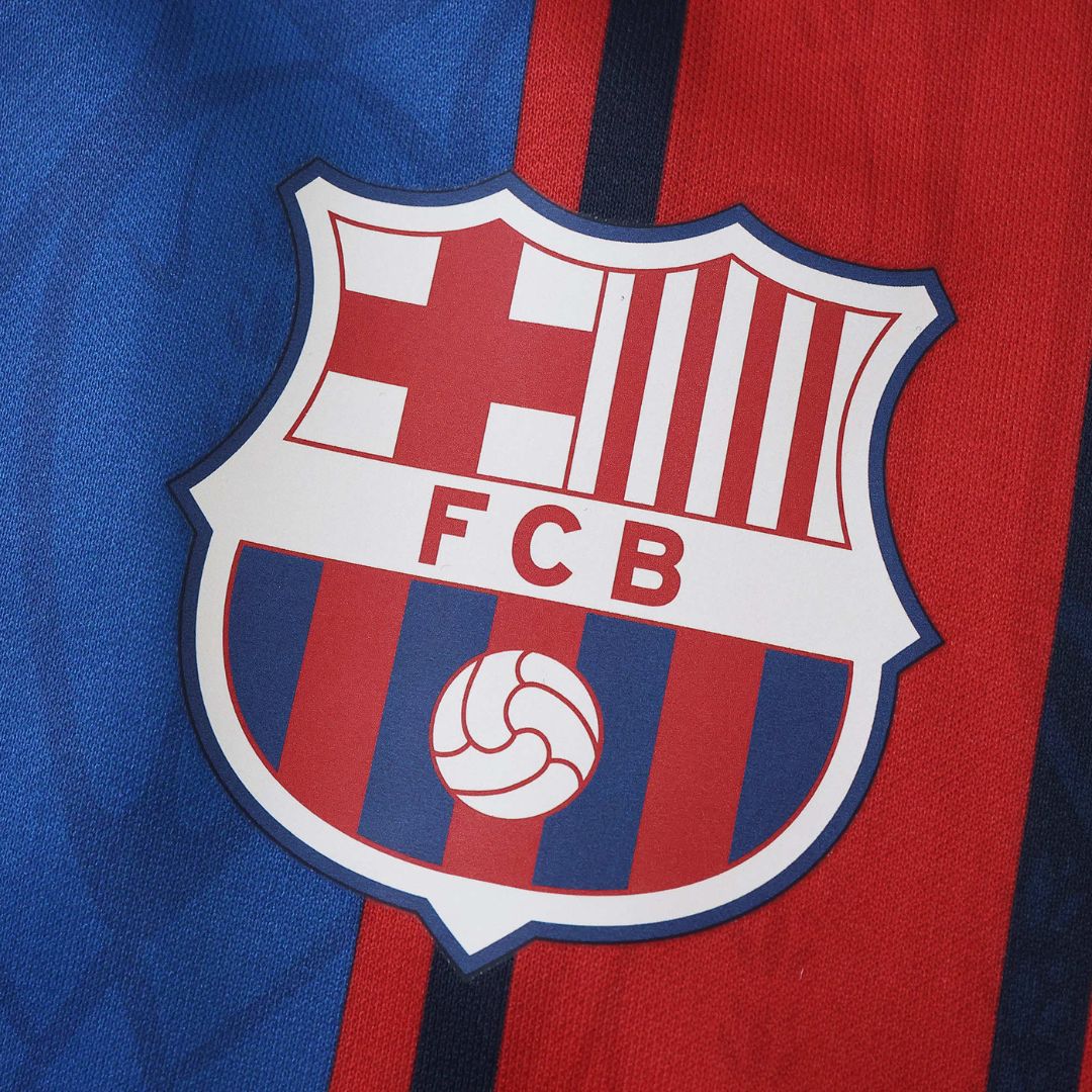 Logotipo do Barcelona em camisola na OLYMPIC STORE disponível para compra.