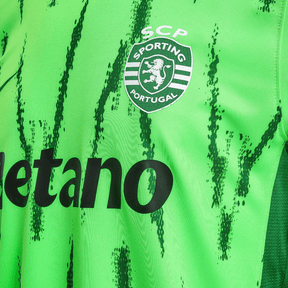 Camisolas Sporting third 24/25 Verde com detalhes em verde e logo do Sporting Portugal.