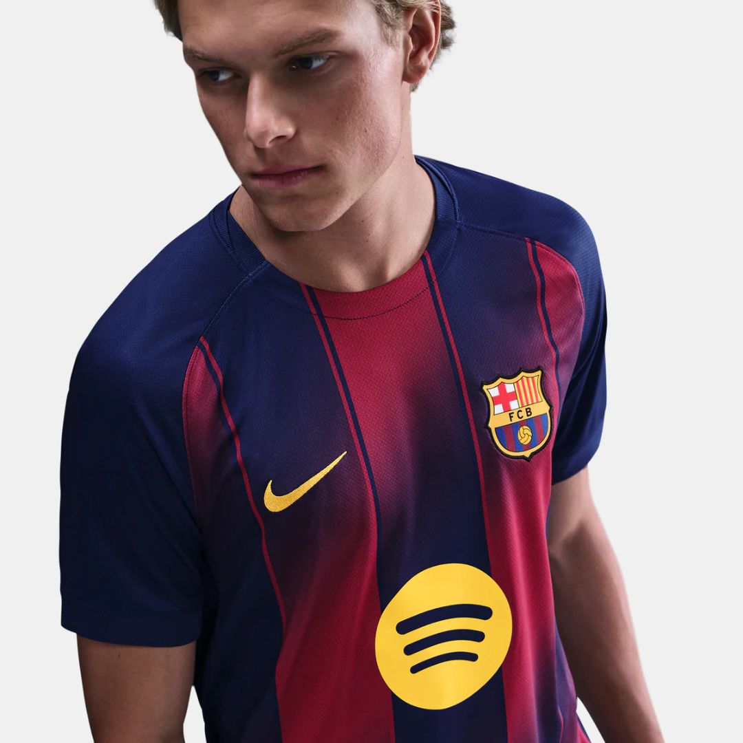 Camisa do Barcelona para a temporada 25/26, destacando o logotipo do clube e detalhes da Nike e Spotify.
