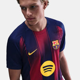 Camisa do Barcelona para a temporada 25/26, destacando o logotipo do clube e detalhes da Nike e Spotify.
