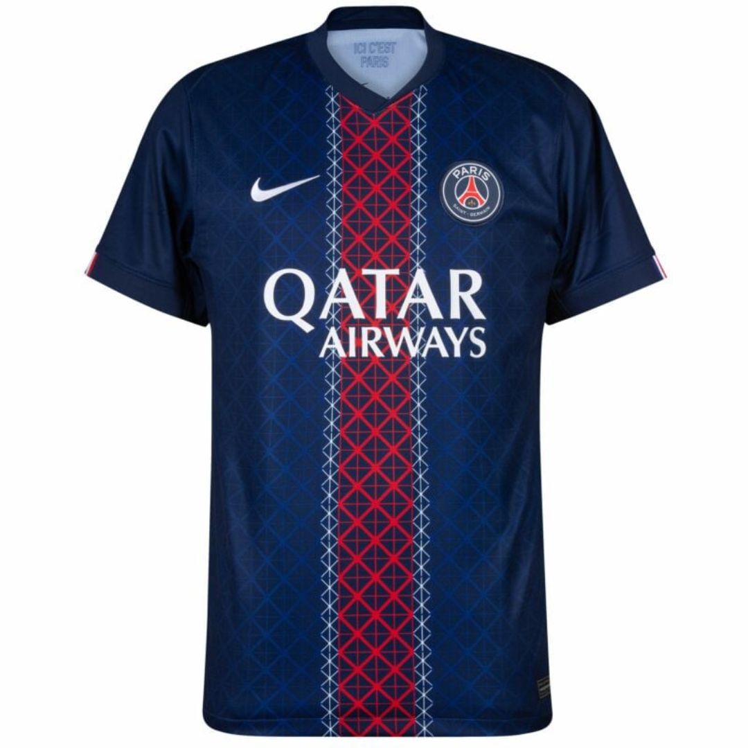 Camisola PSG home 25/26 na cor azul com o número 17 e logotipo da Nike e Qatar Airways.