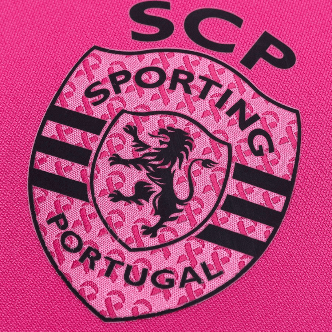 Logotipo da camisola Sporting - Outubro Rosa 24/25 com a inscrição SCP e o leão, em fundo rosa.