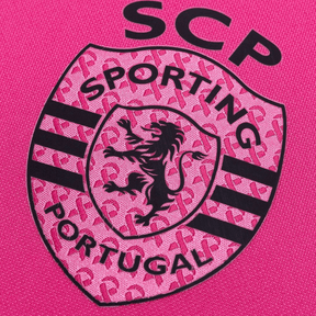 Logotipo da camisola Sporting - Outubro Rosa 24/25 com a inscrição SCP e o leão, em fundo rosa.