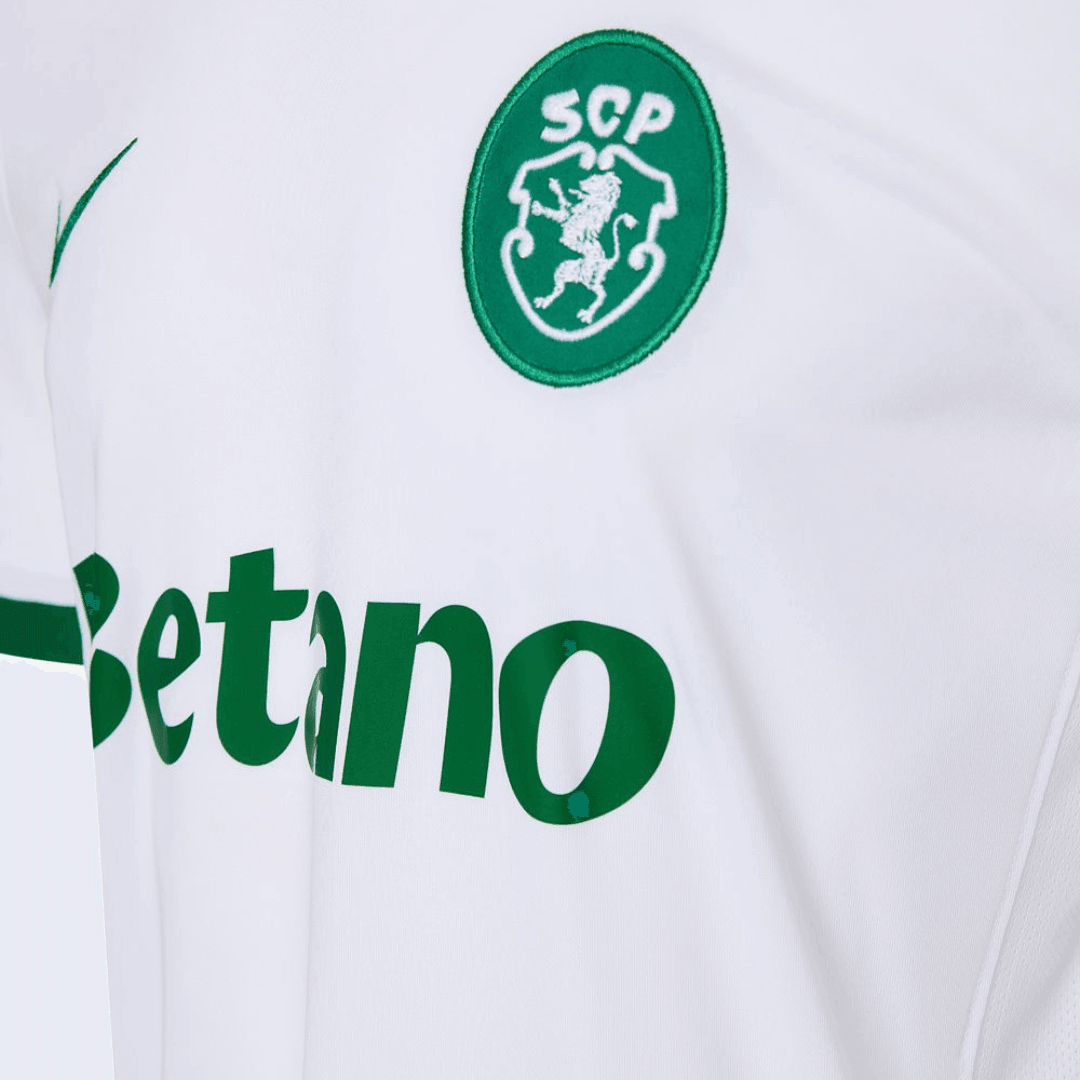 Camisola Sporting away 24/25 branca e verde com logotipo SCP e patrocínio da Betano.