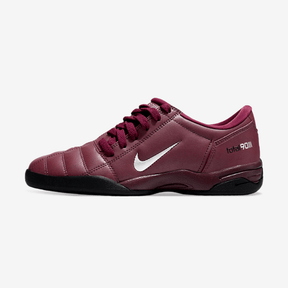Chuteira Futsal Nike Total 90 IC Vinho em cor vinho com detalhes em preto e logo Nike.