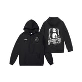 Sweat Sporting Bicampeão 25/26 preto com capuz e estampa na parte de trás, disponível na OLYMPIC STORE.
