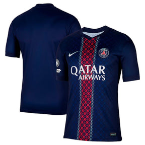 Camiseta PSG home 25/26 Azul da Olympic Store, com detalhes em vermelho e logo da equipe.