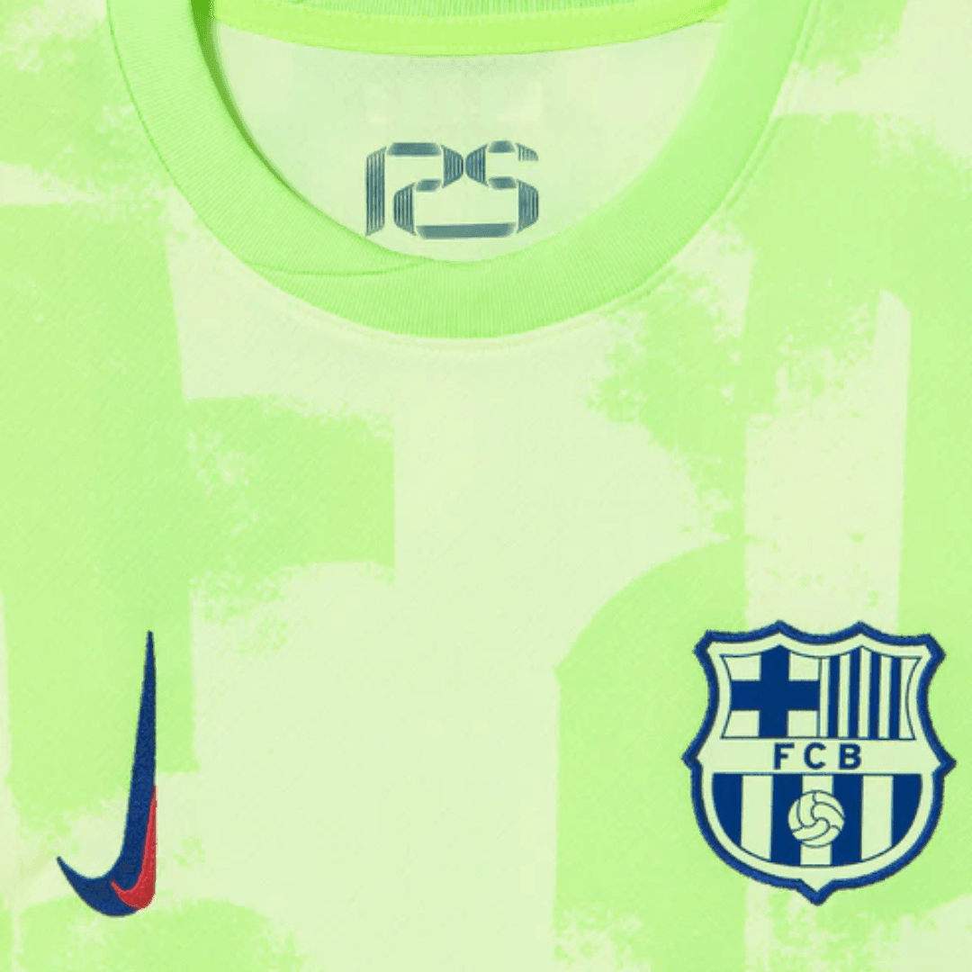 Camisa de goleiro Barcelona third 24/25 com logo do time e detalhes em verde neon.