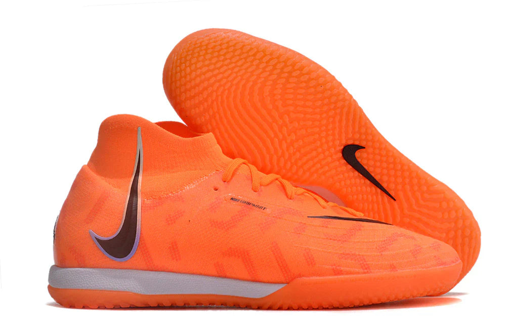 Chuteira Futsal Nike Phantom Luna Elite IC em laranja com sola para quadras e design moderno.