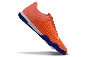 Chuteira Futsal Nike React Gato IC - Laranja, Branca e Azul em cor laranja com detalhes em azul e branco.