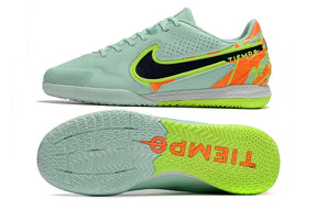 Chuteira Futsal Nike Tiempo Legend 9 Elite IC na cor verde com detalhes em laranja e sola emborrachada.