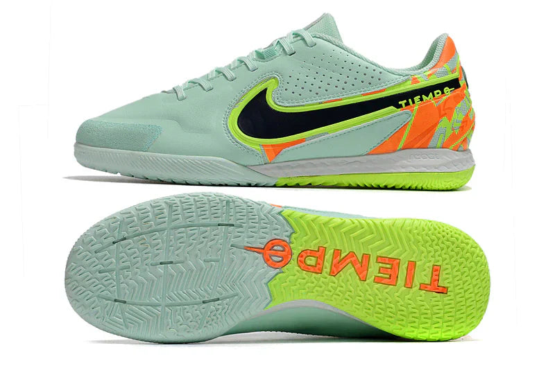 Chuteira Futsal Nike Tiempo Legend 9 Elite IC na cor verde com detalhes em laranja e sola emborrachada.