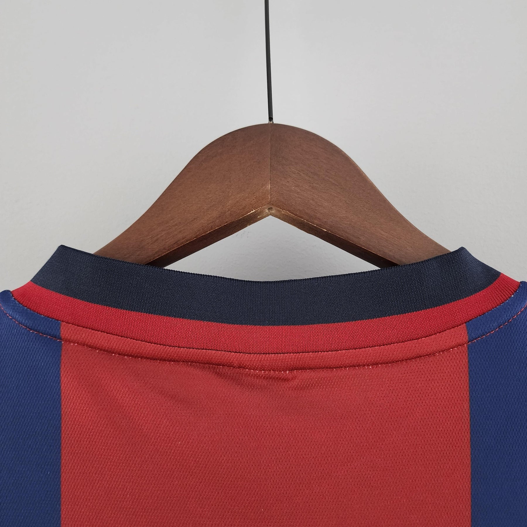 Detalhe do colarinho da camisola Barcelona Home 98/99 na OLYMPIC STORE.