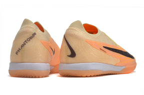 Chuteira Futsal Nike Gripknit Phantom GX Elite IC com design moderno e estrutura leve para desempenho em quadra.