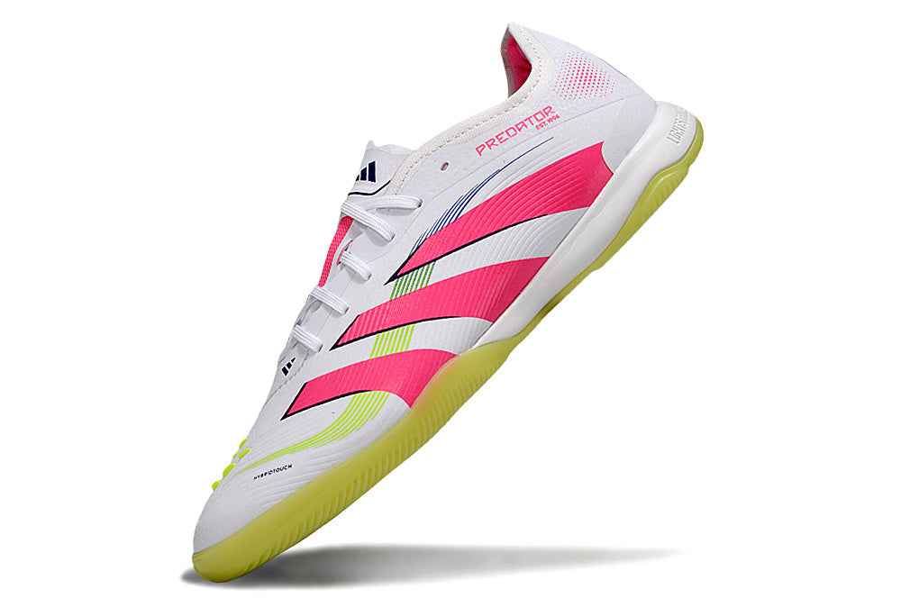 Chuteira Futsal Adidas Predator 24 Elite IC Branca e Rosa em destaque, mostrando design vibrante e moderno.