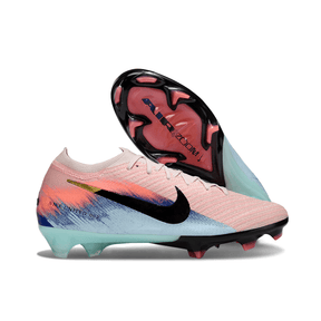 Chuteira Nike Air Zoom Mercurial FG Vapor 16 Nike United Pack em rosa e azul com sola colorida.