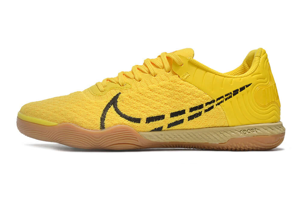Chuteira Futsal Nike React Gato IC - Amarela com design moderno e tecnologia avançada para desempenho superior.