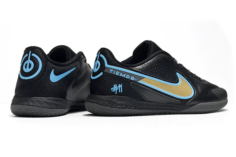 Chuteira Futsal Nike Tiempo Legend 9 Elite IC, modelo com design preto e detalhes em azul e dourado.