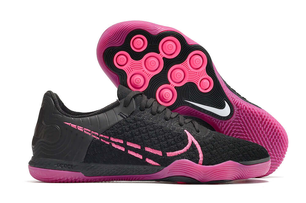 Chuteira Futsal Nike React Gato IC - Preta e Rosa com solado IC ideal para futsal, em preto e rosa vibrante.