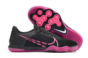 Chuteira Futsal Nike React Gato IC - Preta e Rosa com solado IC ideal para futsal, em preto e rosa vibrante.