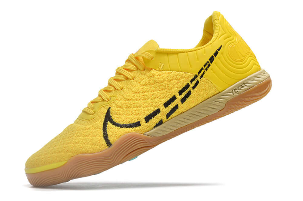 Chuteira Futsal Nike React Gato IC - Amarela em ângulo lateral, destacando o design inovador e a cor vibrante.