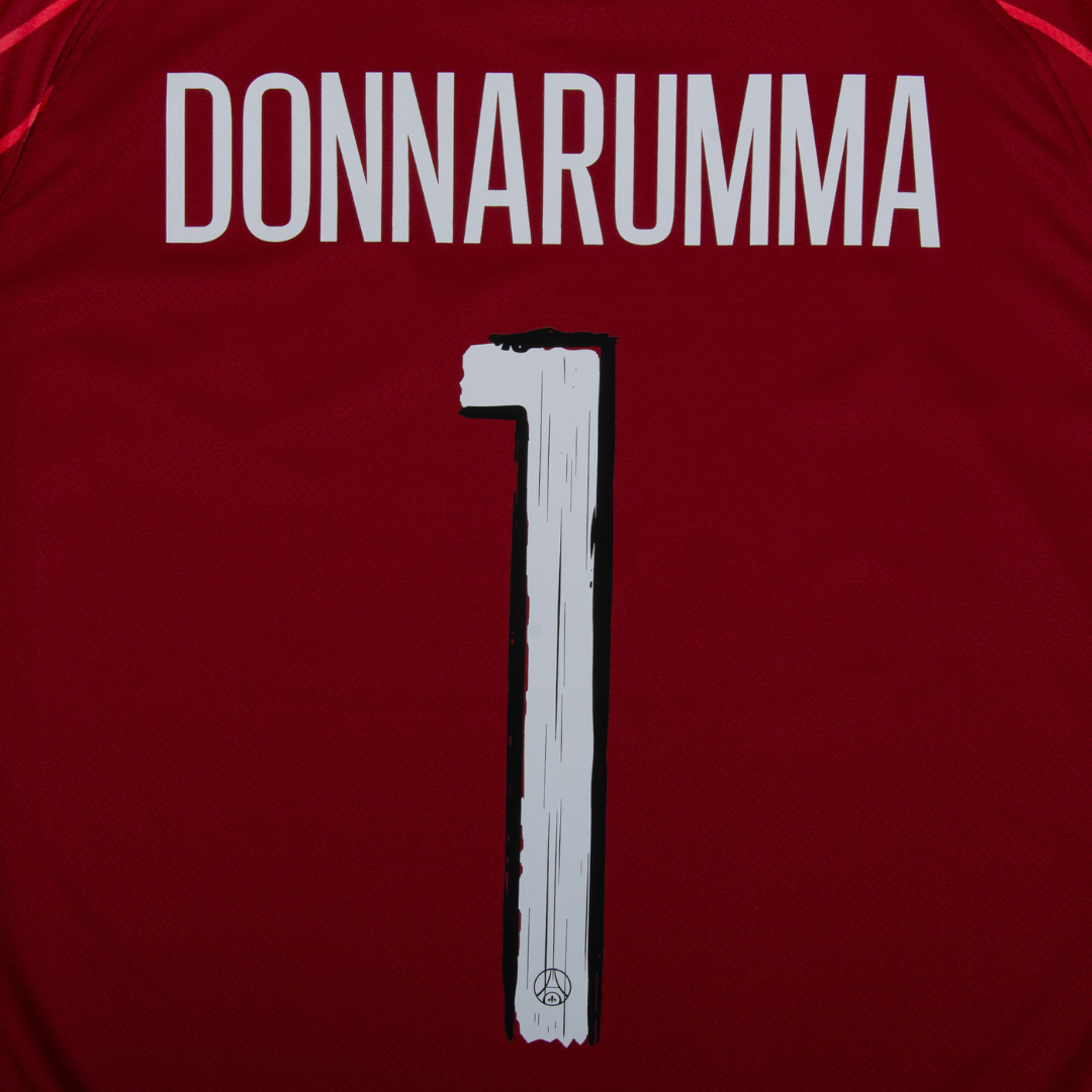 Camisa PSG GK 24/25 na cor vermelha com o nome DONNARUMMA e o número 1 nas costas.