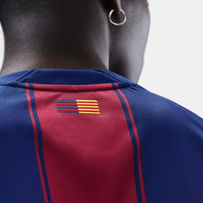 Detalhe da parte de trás da camisa do Barcelona com as cores e o emblema da equipe para a estação 25/26.