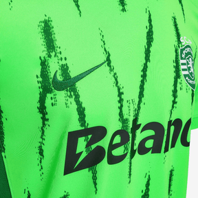 Camisolas Sporting third 24/25 Verde com design exclusivo e logo Nike, disponível na OLYMPIC STORE.