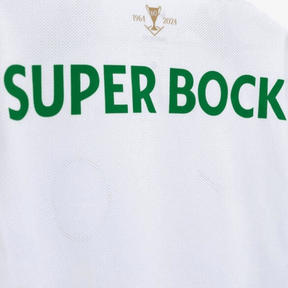 Parte de trás da camisola Sporting away 24/25 mostrando a inscrição SUPER BOCK em verde