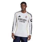 Camisa longa do Real Madrid 25/26, com logo Emirates, em modelo masculino, disponível na OLYMPIC STORE.
