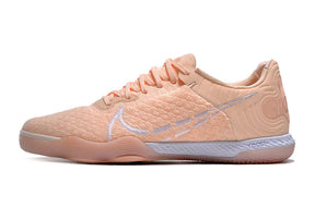 Chuteira Futsal Nike React Gato IC - Salmão, ideal para controle e velocidade em quadra.