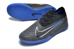 Chuteira Futsal Nike Gripknit Phantom GX Elite IC em preto e azul, ideal para jogos em quadra.