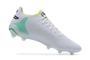 Chuteira Puma King Ultimate FG Branca e Verde com design elegante e tecnologia de ponta para futebol em gramados naturais.