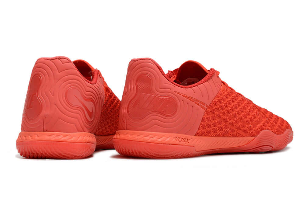 Chuteira Futsal Nike React Gato IC - Vermelha vista traseira com design aerodinâmico e cor vibrante.