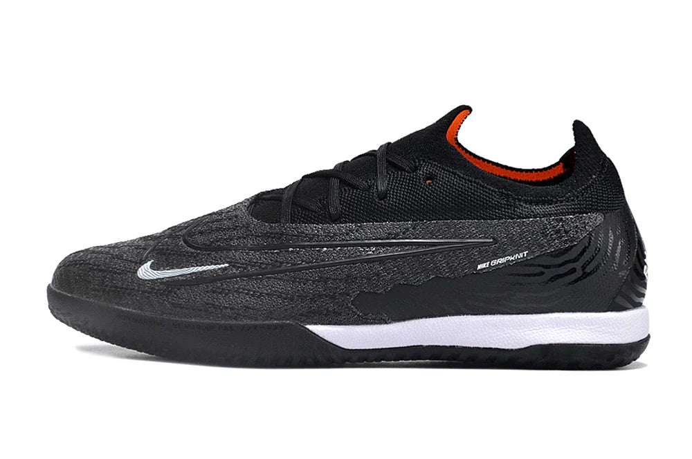 Chuteira Futsal Nike Gripknit Phantom GX Elite IC na cor preta, perfeita para desempenho em quadra.