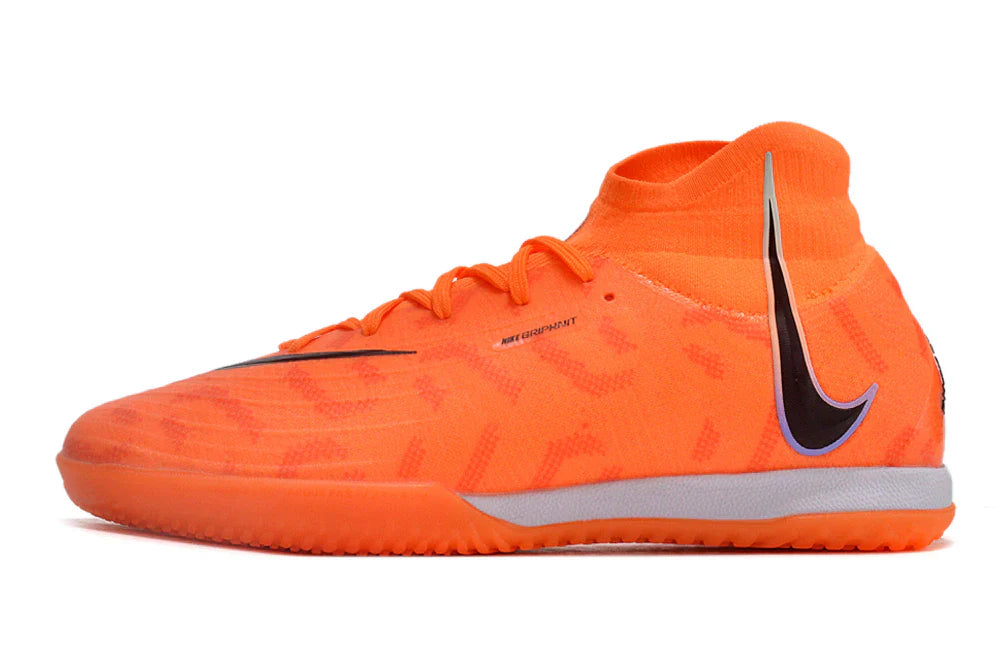 Chuteira Futsal Nike Phantom Luna Elite IC em cor laranja, ideal para desempenho em pavilhão.