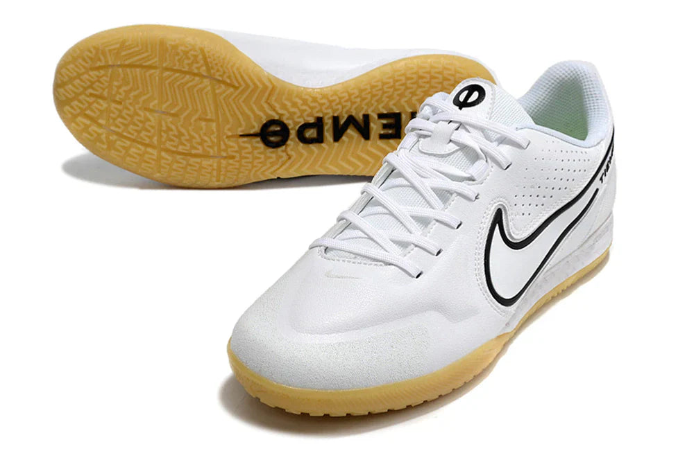 Chuteira Futsal Nike Tiempo Legend 9 Elite IC Branco com sola emborrachada e design esportivo.