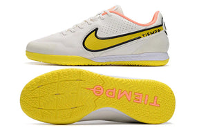 Chuteira Futsal Nike Tiempo Legend 9 Elite IC Branco com detalhes em amarelo e rosa.