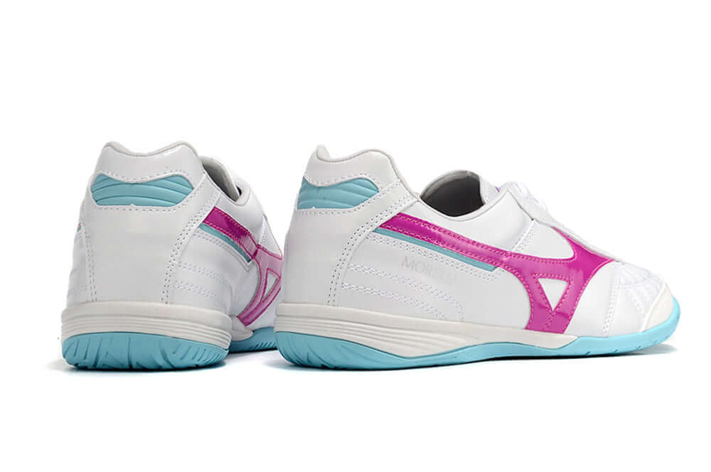 Chuteira Futsal Mizuno Morelia Sala IC Branca e Azul, vista traseira com detalhes em rosa e azul.