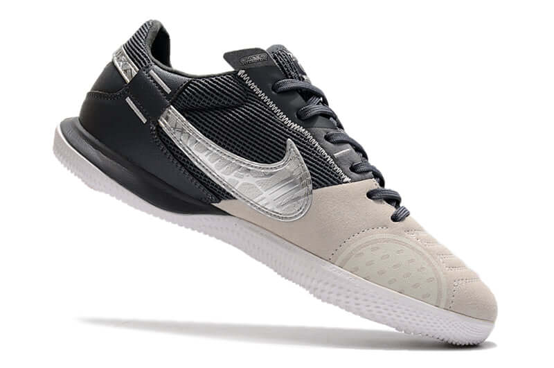 Chuteira Futsal Nike Street Gato IC - Preta, Creme e Prata em perspectiva lateral, destacando design e performance.